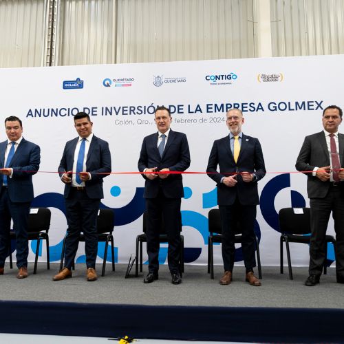 El gobernador de Querétaro, Mauricio Kuri, autoridades estatales y directivos de Golmex realizaron el corte de listón de la nueva planta de producción.