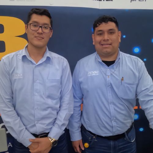 Mauricio de Jesús, ingeniero industrial y especialista en Supply Chain Management de Denso y Jonathan Durán, project leader en el área de Supply Chain Management de Denso.