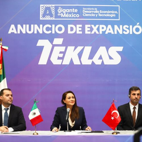 Directivos de la empresa y la gobernadora de Aguascalientes, Tere Jiménez, durante el anuncio de inversión.