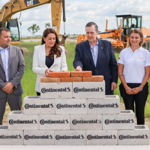 Directivos de Continental y representantes gubernamentales durante la colocación de la primera piedra.