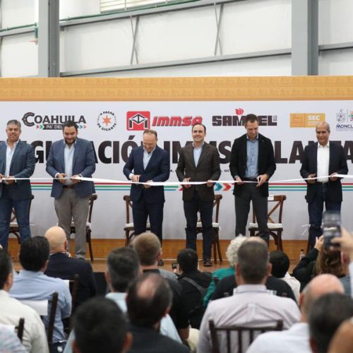 Directivos de IMMSA y representantes gubernamentales durante la inauguración de la nueva planta.