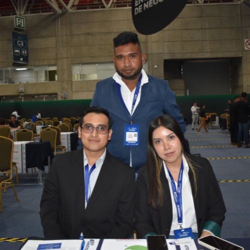 José Carmen Torres, integrante del área de Seguridad y Medio Ambiente de Nishikawa Sealing Systems México, acompañado de integrantes del equipo de Compras buscan a proveedores con precios competitivos y calidad.