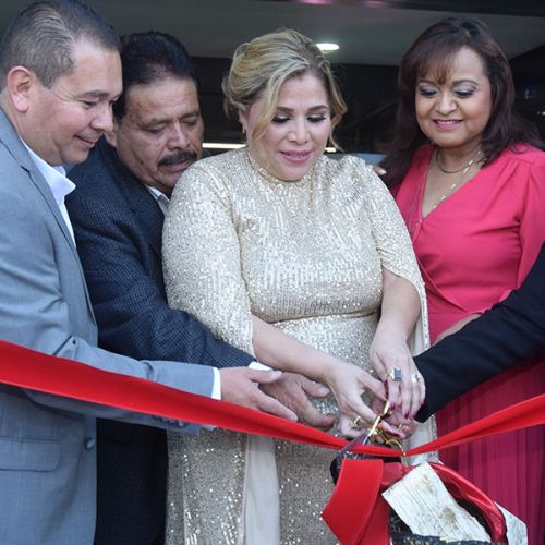 Momentos del corte de listón. Rosalba Alonso, Rosa Isela Ramírez, Juan Manuel Alonso, Padre Carlos Aguilera, Christian Ocampo, Rosalba Ocampo, Frida Ocampo y Rosalba Lun