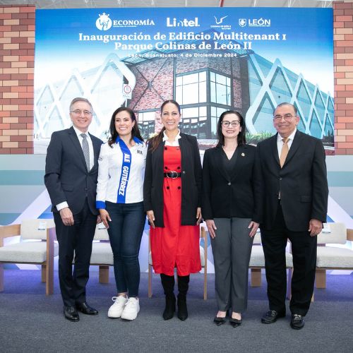 Directivos de Grupo Lintel y representantes gubernamentales durante la inauguración.