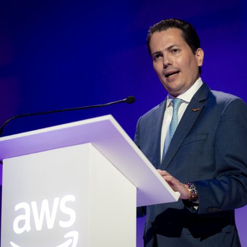 CEO de AWS México, Rubén Mugártegui, detalló que la región AWS México (Central) que se ubicará en Querétaro consta de tres zonas de disponibilidad con energía, refrigeración y seguridad física independientes, lo cual permitirá satisfacer la demanda de servicios en la nube en toda América Latina.