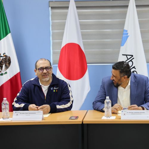 Representantes gubernamentales y directivos de Ahresty, durante la confirmación de la inversión en Zacatecas