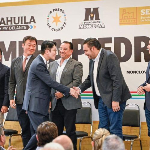 En la ceremonia de colocación de primera piedra también sembraron tres árboles como parte de una tradición coreana.