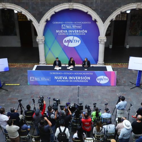 Directivos y representantes gubernamentales durante el anuncio de inversión en Aguascalientes.