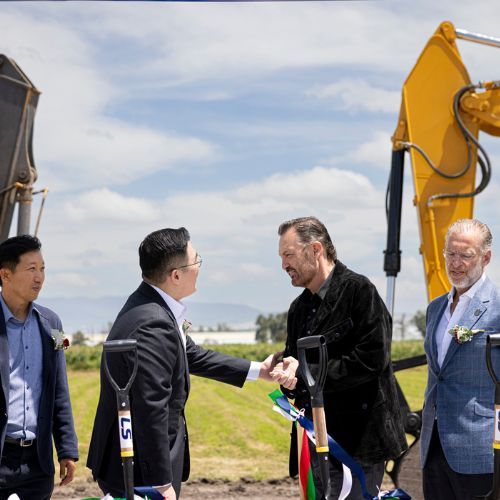 En el Parque Industrialix en el municipio de Corregidora, se llevó a cabo la colocación de la primera piedra de dos plantas de LS Cable & System México y LS EV México.