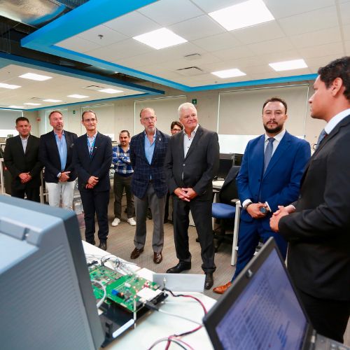 Autoridades estatales y directivos de Harman inauguraron la cuarta planta de la empresa.