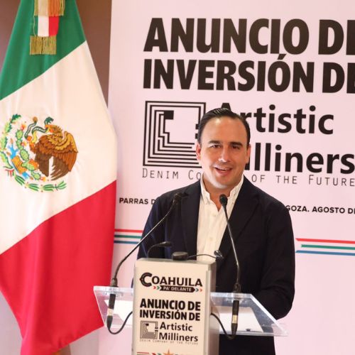 Directivos de Artistic Milliners y representantes gubernamentales durante el anuncio de inversión en Coahuila.