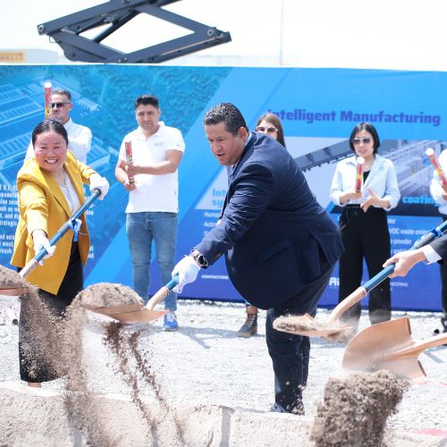 Directivos de la compañía y representantes gubernamentales de Guanajuato durante la colocación de la primera piedra.