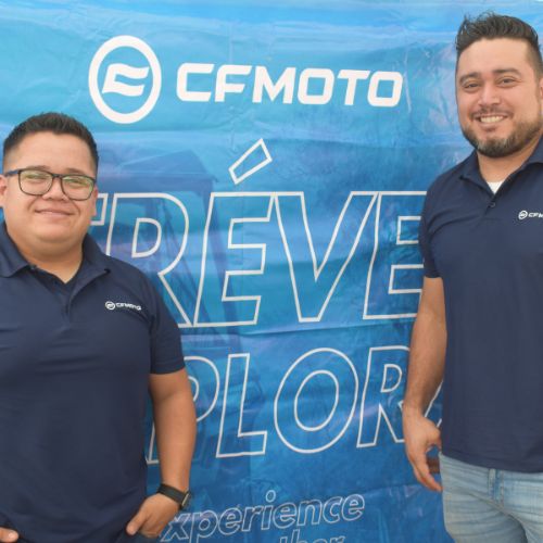 Evert Guardado y Luis Villegas del área de reclutamiento de CF Moto.