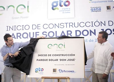 ›› Mandatarios estatales y empresarios develaron la placa de inicio de construcción del Parque Solar Don José.<br />